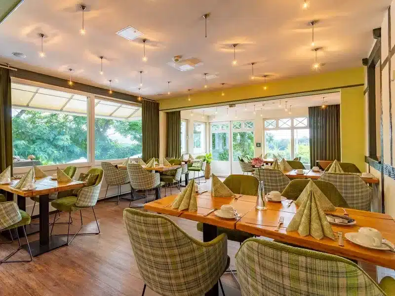 Festlich gedecktes Restaurant im Waldhotel Eskeshof zu Silvester