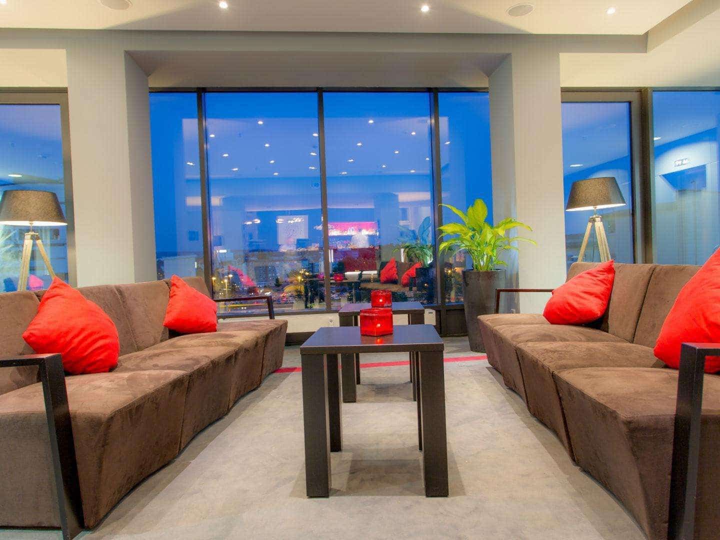 Lobby im Biendo Hotel Chemnitz für Silvesteraufenthalt mit gemütlichen Sitzbereichen