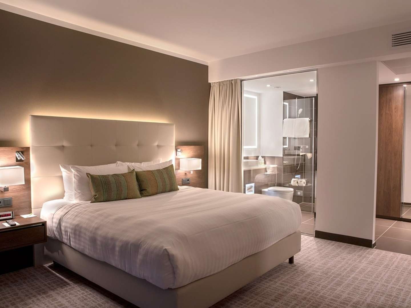 Helles Zimmer im Courtyard by Marriott Wolfsburg zu Silvester mit großem Bett