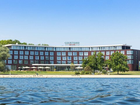 Außenansicht des Courtyard by Marriott Wolfsburg zu Silvester am Allersee
