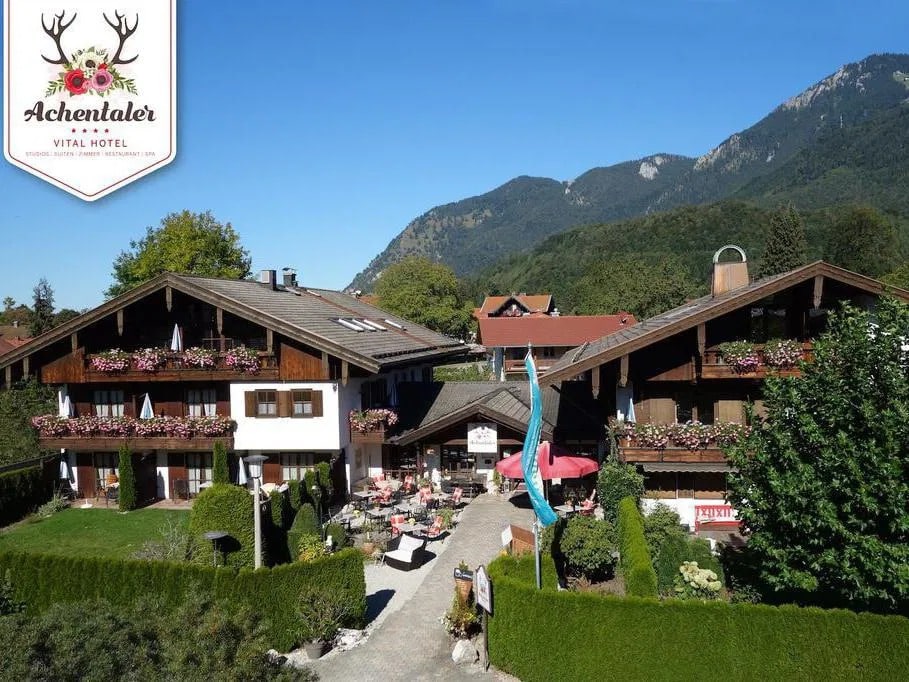 Blick auf das DEVA Achentaler Vitalhotel zu Silvester im Chiemgau mit Bergen