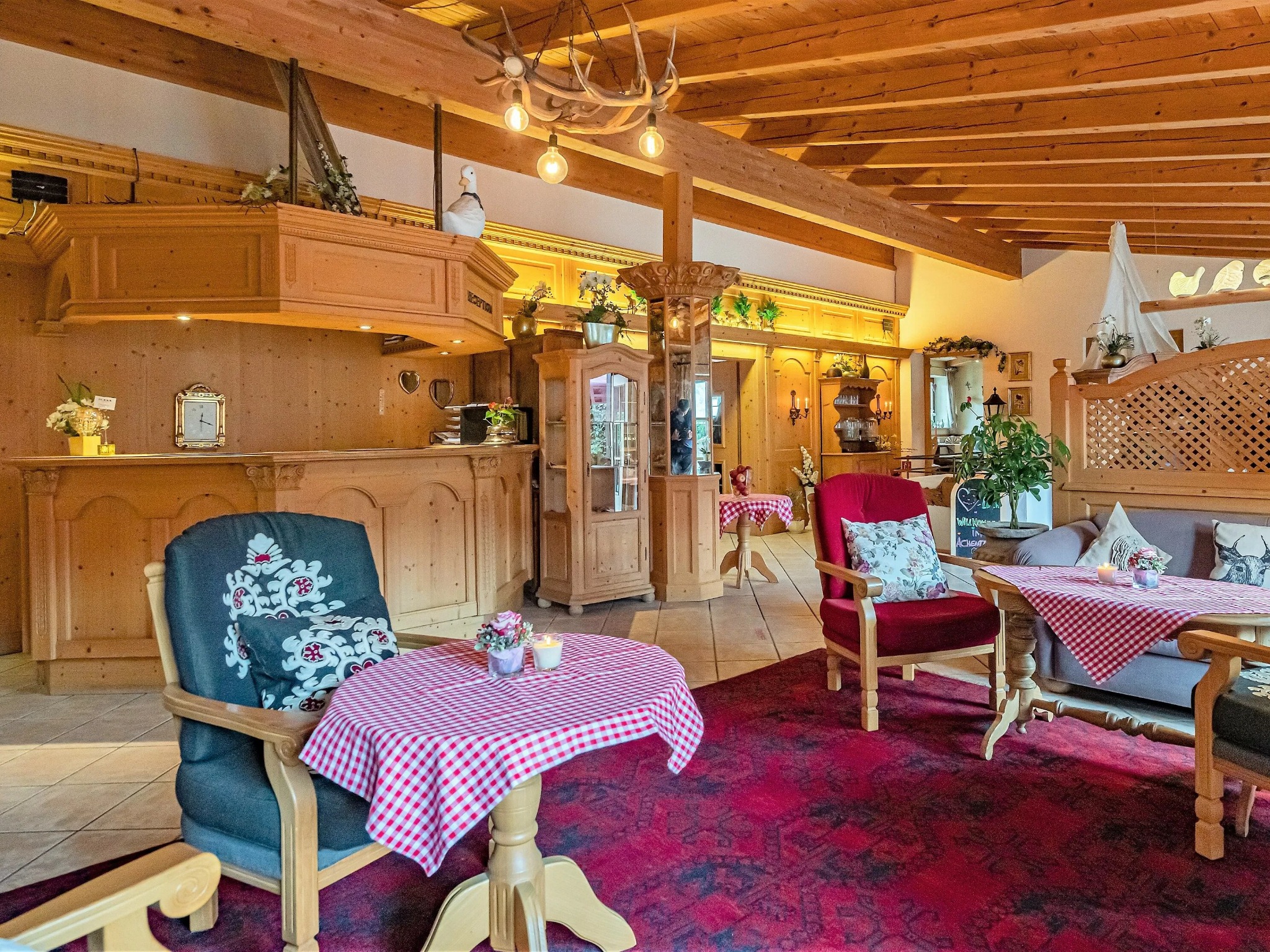 Gemütliche Hotellobby im DEVA Achentaler Vitalhotel zu Silvester in Bayern