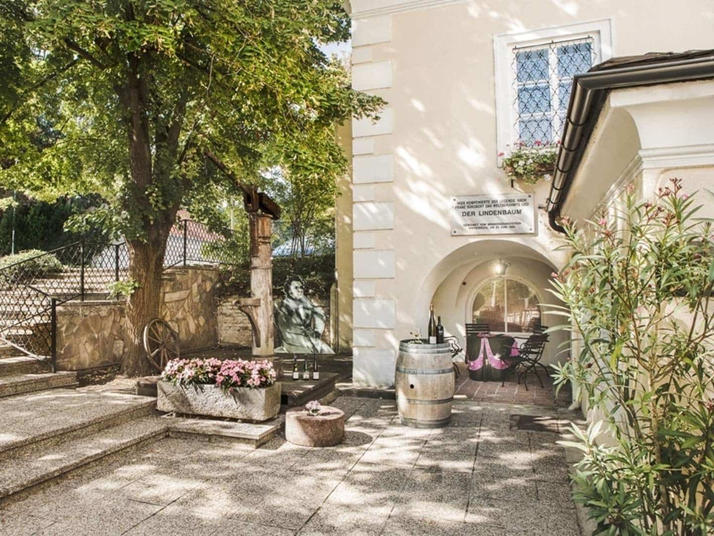 Außenansicht mit Lindenbaum beim Hotel Restaurant Höldrichsmühle zu Silvester