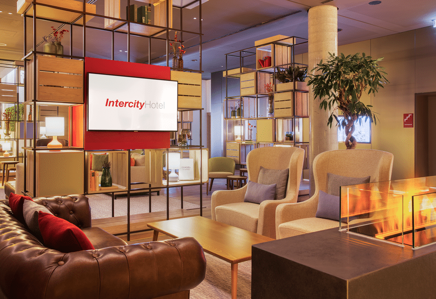 Lobby und Lounge im IntercityHotel Hildesheim mit Kamin zu Silvester