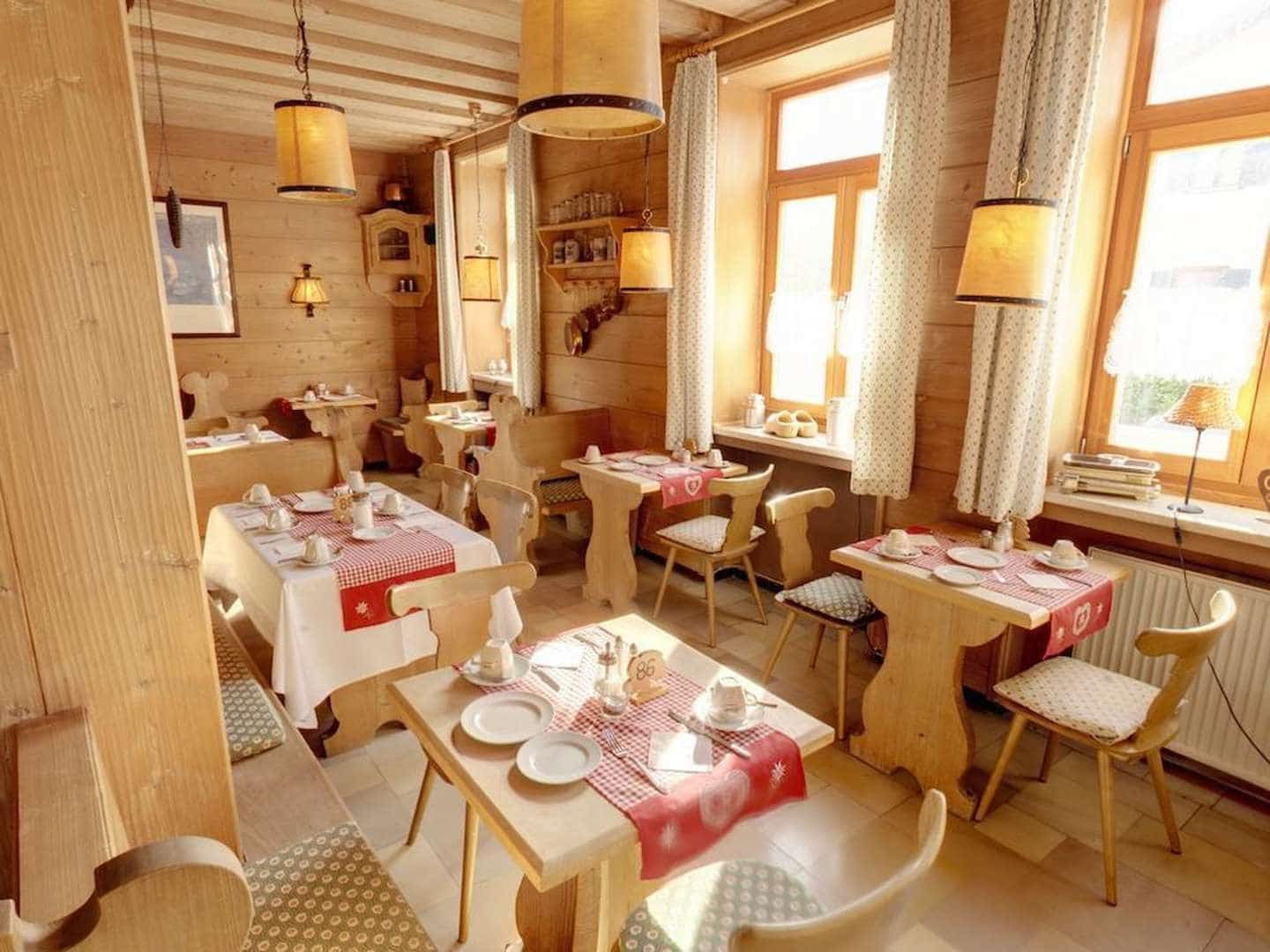 Gemütliches Restaurant im Outdoorhotel Jäger von Fall zu Silvester