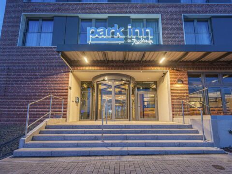 Eingang des Park Inn by Radisson Wismar für Silvester 2025