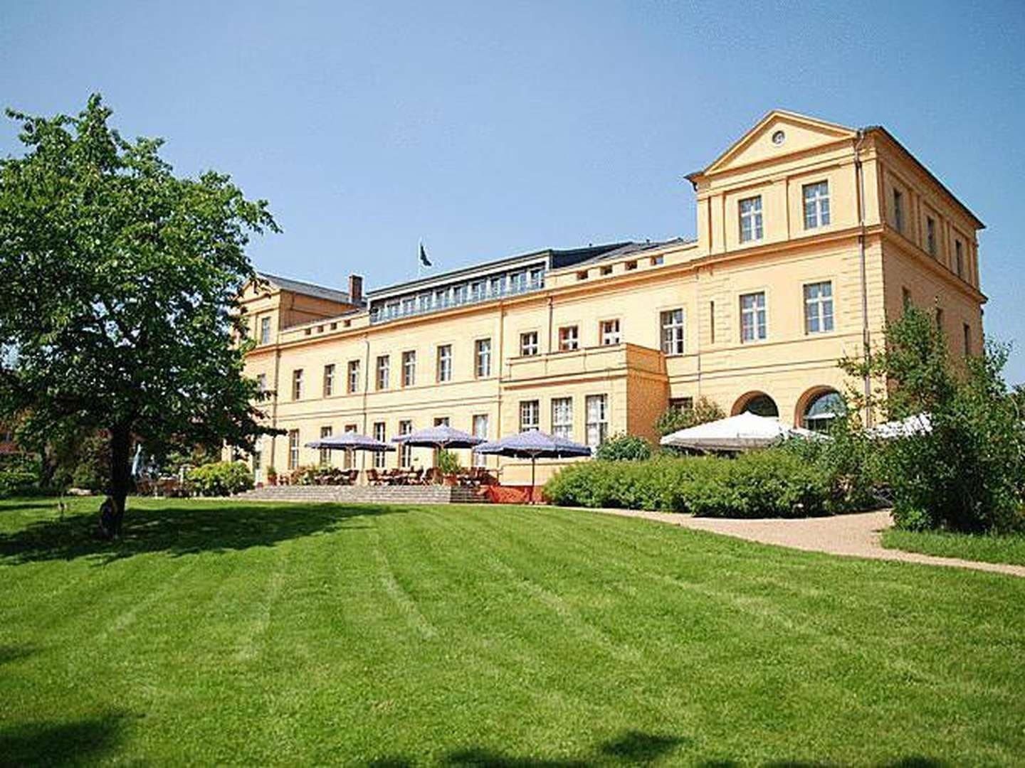 Silvester im Schloss Ziethen Hotel mit Blick auf die historische Fassade