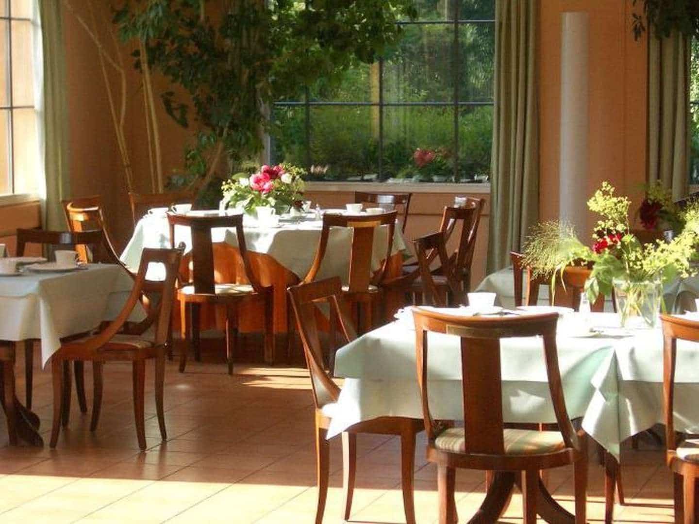 Silvester im Schloss Ziethen Hotel Restaurant mit festlich gedeckten Tischen