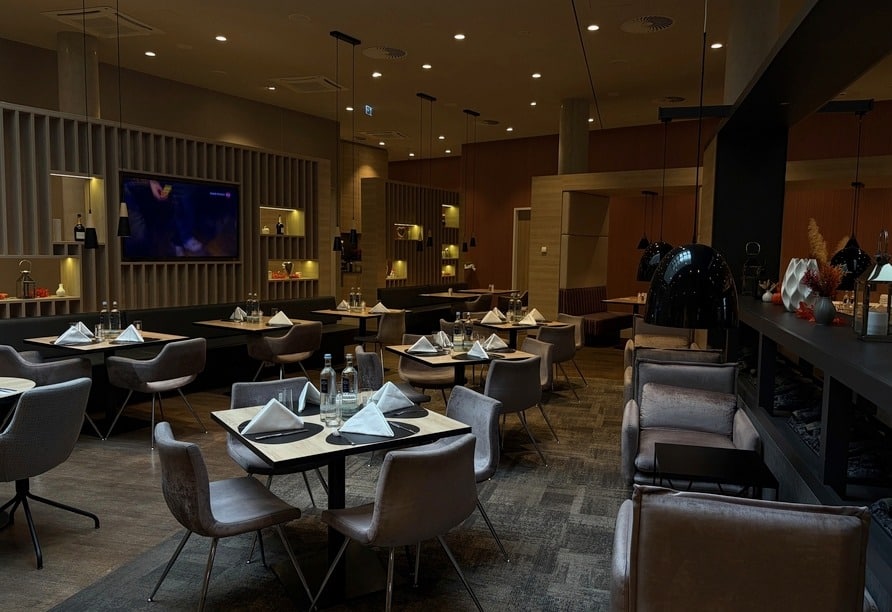 Festlich gedecktes Restaurant im Holiday Inn Frankfurt Airport zu Silvester 2025
