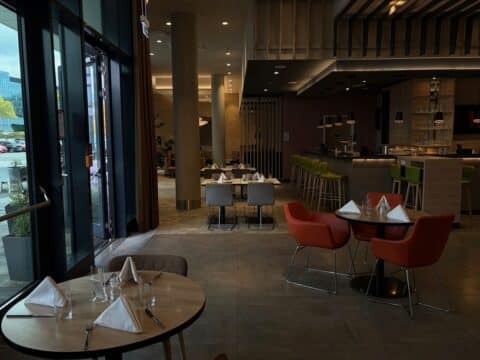 Elegantes Restaurant mit Bar im Holiday Inn Frankfurt Airport während Silvester 2025