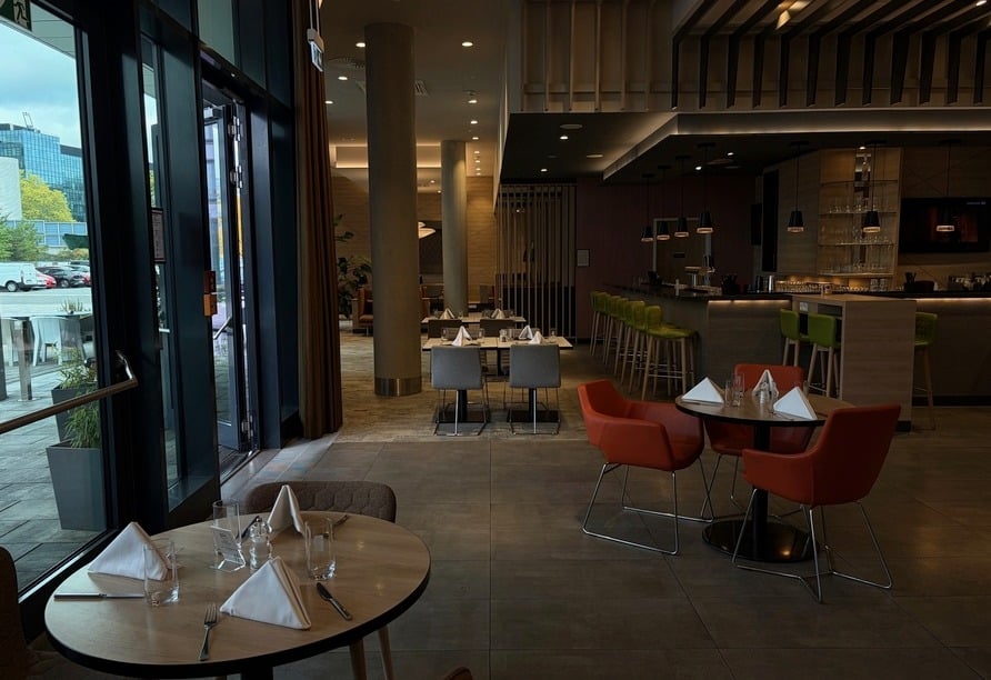 Elegantes Restaurant mit Bar im Holiday Inn Frankfurt Airport während Silvester 2025