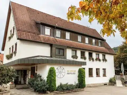 Außenansicht des Hotel Die Krone am Fluss in Sindringen – perfekter Ort für Silvester 2025