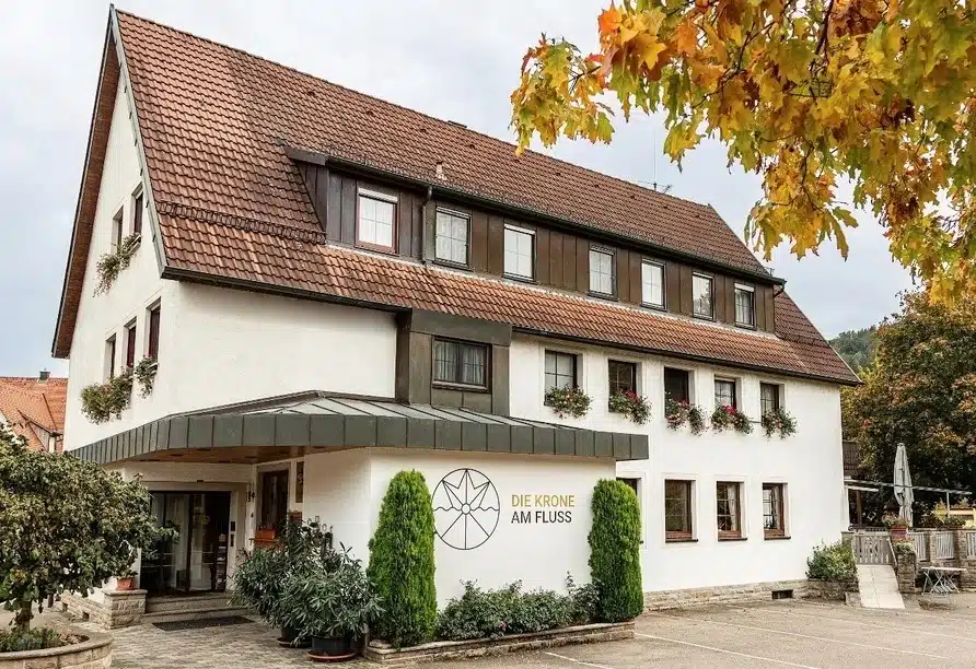 Außenansicht des Hotel Die Krone am Fluss in Sindringen – perfekter Ort für Silvester 2025