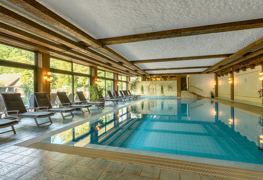 Silvester im Mönchs Waldhotel großer Innenpool im Wellnessbereich