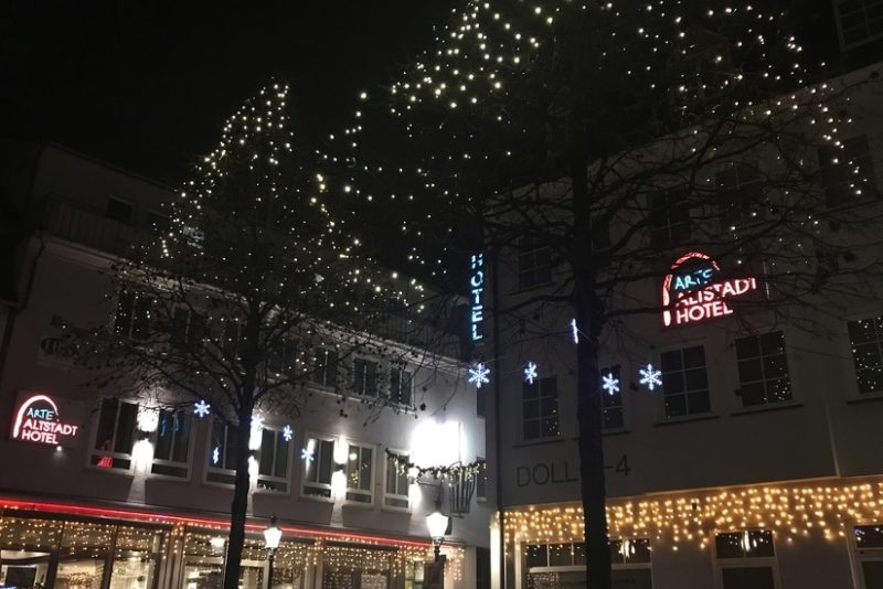Außenansicht des Altstadthotels Arte Fulda mit Silvesterbeleuchtung
