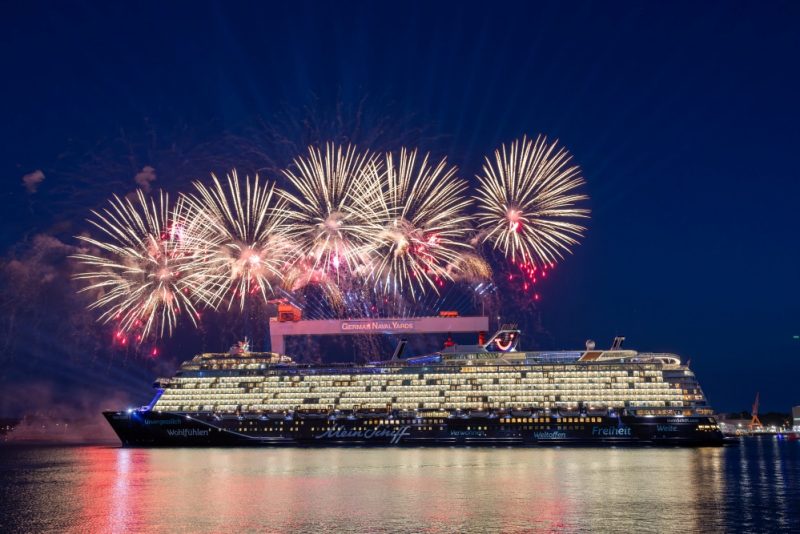 Feuerwerk bei der Taufe der Mein Schiff 7, Außenansicht, Kiel
Hinweis: Der Namen des Fotografen (Rolf Klatt) ist bei jeglicher Art der Veröffentlichung (Print oder Online) kenntlich zu machen.