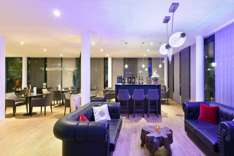 Stilvolle Bar im AMEDIA Luxury Suites Graz, perfekt für entspannte Silvester-Abende.