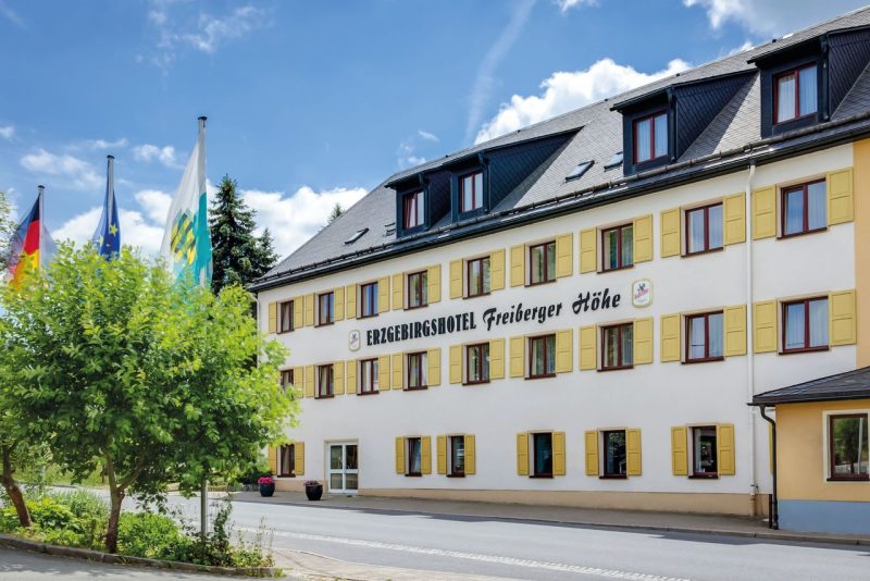 Außenansicht des Erzgebirgshotels Freiberger Höhe, perfekt für einen Silvesteraufenthalt