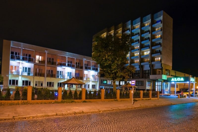 Außenansicht des Alga Baltic Resort bei Nacht zu Silvester