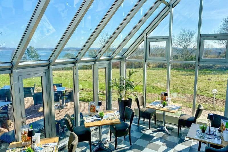 Detailansicht des Essensbereichs im Inselhotel Kleiner Bodden – perfekt für eine stilvolle Silvesternacht.