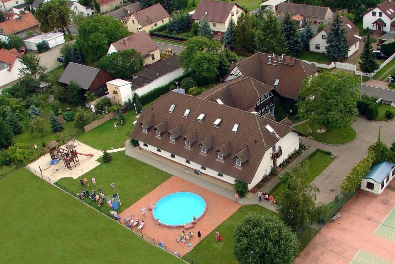 Luftaufnahme des Ferien Hotel Spreewald mit Pool und weitläufigem Gelände, perfekt für Silvesterurlaub.