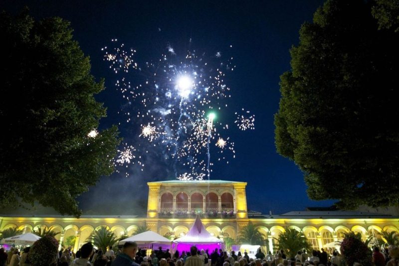 Silvesterfeuerwerk vor dem historischen Gebäude in Bad Kissingen.