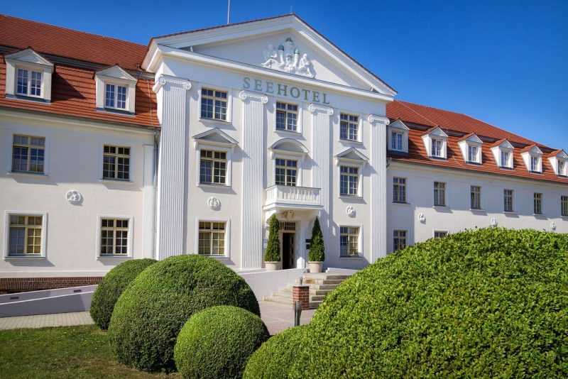 Die prächtige historische Fassade des Seehotels Großräschen, ideal für Silvesterreisende.