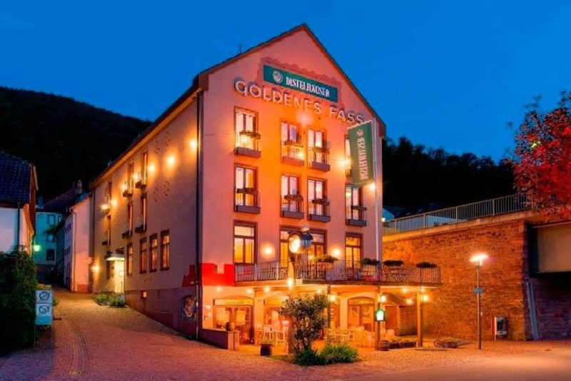 Das Hotel Goldenes Fass in Freudenberg bei Nacht, ideal für Ihre Silvesterfeier