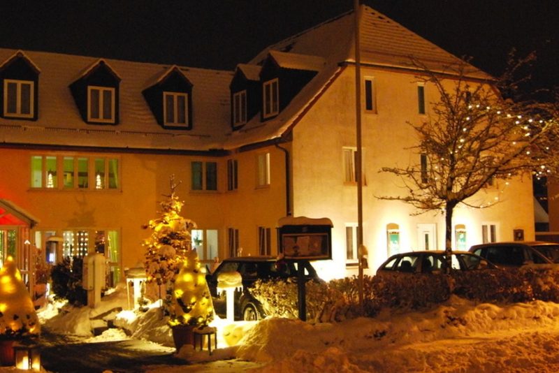 Außenansicht des Hotel Residenz Leipzig bei Nacht, festlich beleuchtet für Silvester 2025