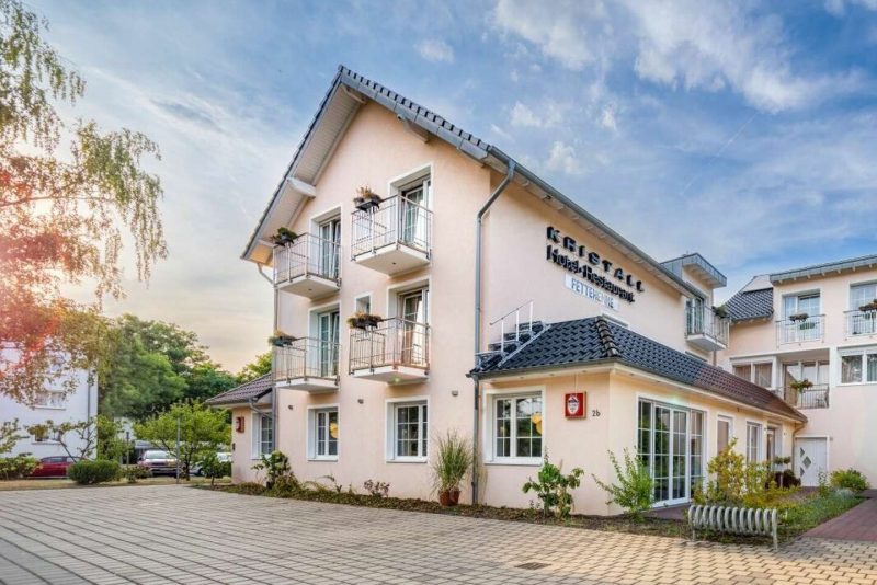 Kristallhotel Fettehenne Außenansicht bei Sonnenuntergang – Ideal für Silvester 2025