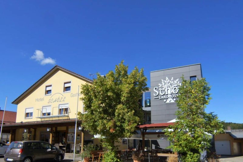Außenansicht des Landhotel Schöll in Parsberg, Bayern.