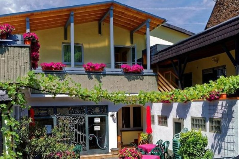 Außenansicht des Moselstern Hotel Zum Guten Onkel mit Balkon und Terrasse, ideal für Silvester an der Mosel.