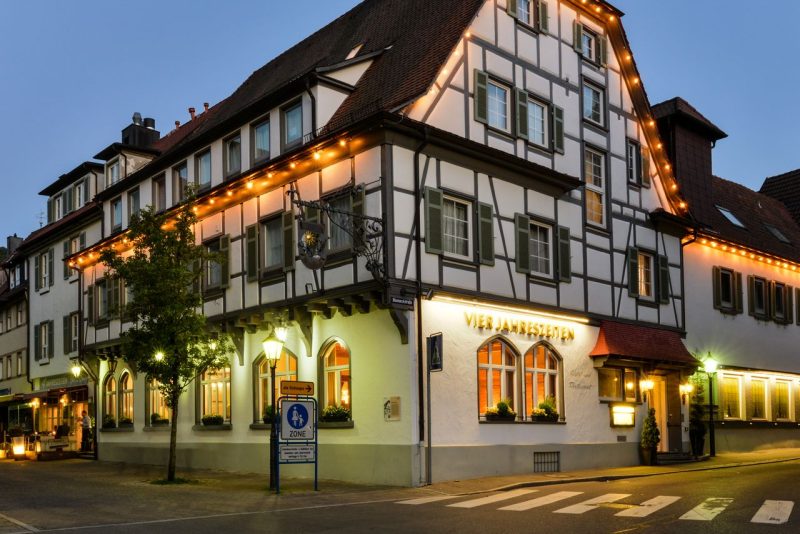 Romantisch beleuchtete Nachtansicht des Flair Hotel Vier Jahreszeiten, perfekt für einen besonderen Silvesterurlaub.
