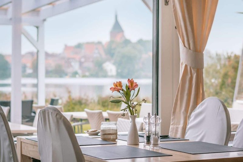 Restaurant mit festlicher Atmosphäre und Seeblick im Seehotel Schwanenhof an Silvester 2025