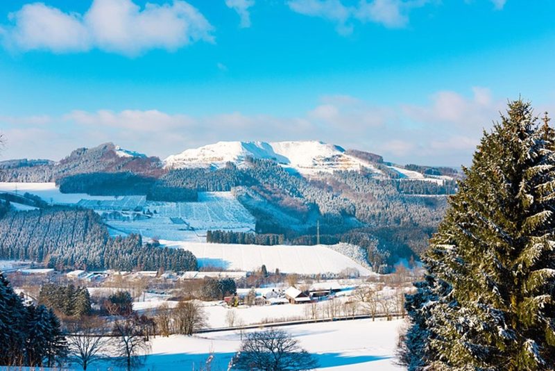 Schneebedeckte Hügel und Wälder nahe dem Panorama Hotel Winterberg