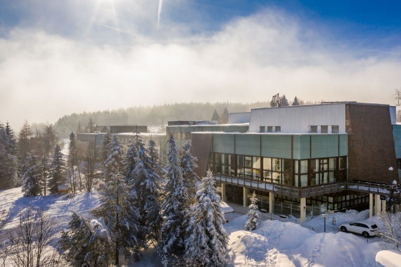 AHORN Waldhotel Altenberg umgeben von verschneiter Winterlandschaft – perfekte Kulisse für Silvester.