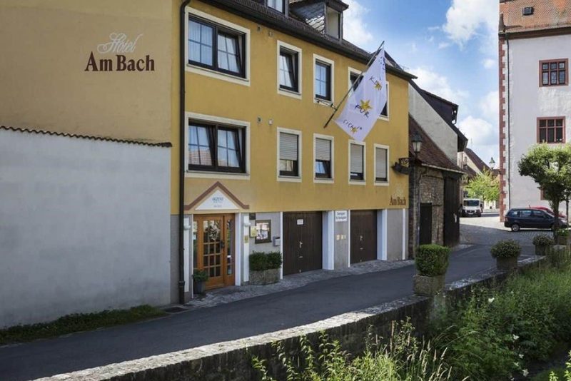 Außenansicht des Akzent Hotel Am Bach in Dettelbach, ideal für Silvesterfeiern