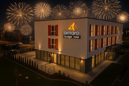 Amaro Hotel Bergkirchen bei Nacht mit dezentem Silvester-Feuerwerk