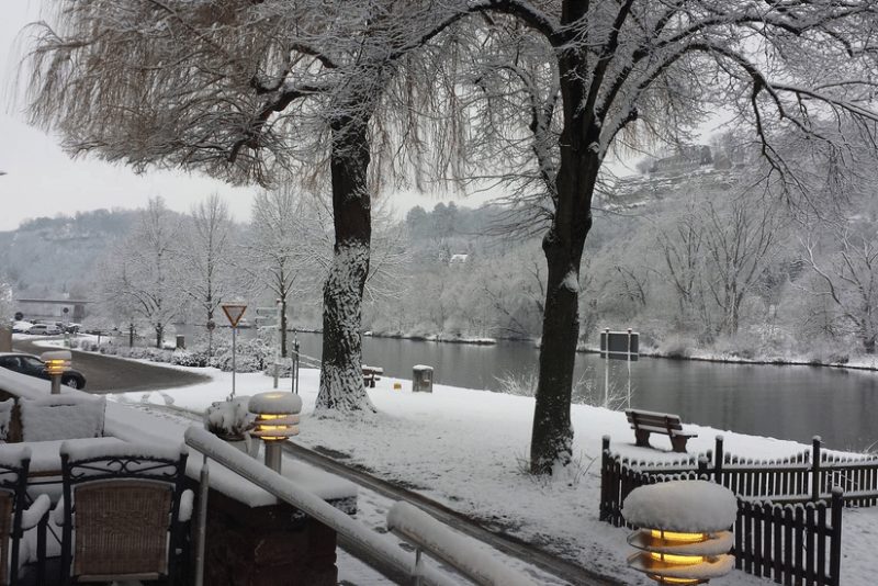 Traumhafte verschneite Aussicht auf den Main direkt vom Hotel Mainpromenade aus