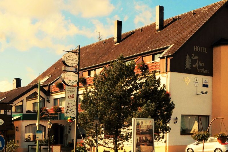 Außenansicht des Hotels Zum Alten Forsthaus, perfekt für Silvesterfeiern in der Nordeifel.
