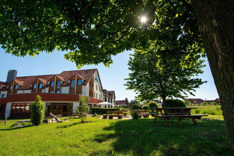 Grüner Hotelgarten des Best Western Hotel Erfurt-Apfelstädt – perfekte Atmosphäre für eine erholsame Silvesterreise