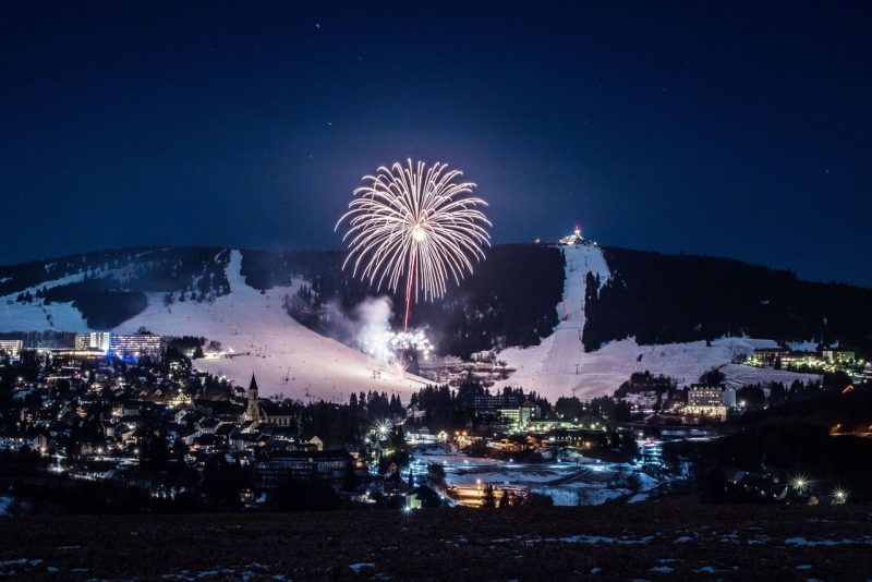 Spektakuläres Silvesterfeuerwerk über Oberwiesenthal – Ein unvergesslicher Jahreswechsel im Best Western Ahorn Hotel Oberwiesenthal