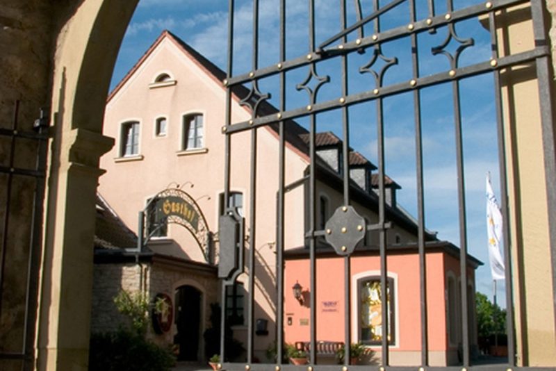 Historisches Eingangstor des AKZENT Hotel Franziskaner in Dettelbach, ideal für Ihren Silvesterurlaub im fränkischen Weinland.