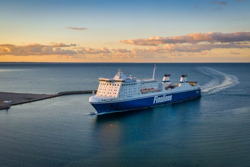 Fähre von Finnlines auf See bei Sonnenuntergang an Silvester