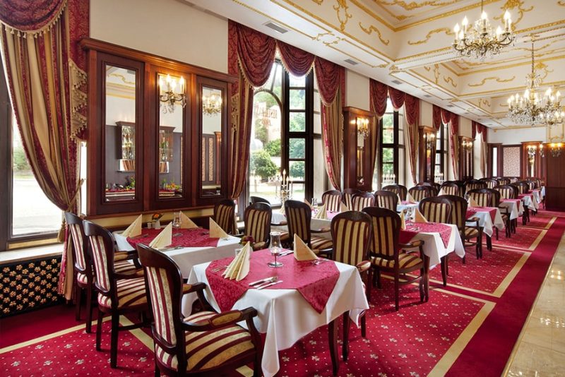 Eleganter Festsaal für das Silvester Gala-Dinner im Hotel Excelsior