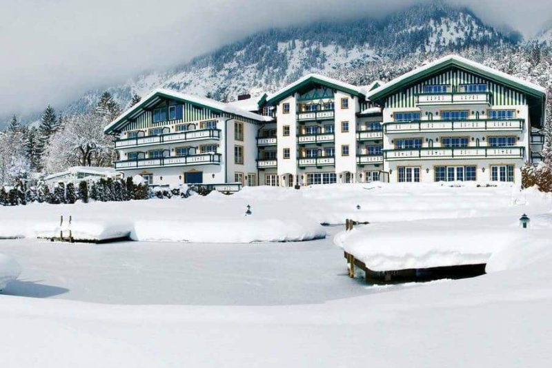Das Alpenhotel Speckbacher Hof umgeben von verschneiter Winterlandschaft in Tirol