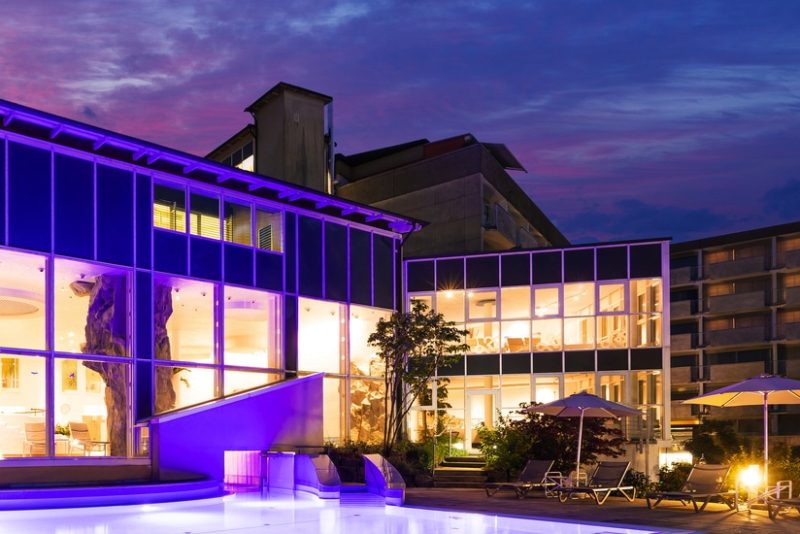 Außenpool mit stimmungsvoller Beleuchtung im Hotel Frankenland