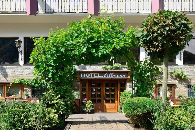 Eingang des Hotel Lellmann an der Mosel – perfekte Lage für Silvester