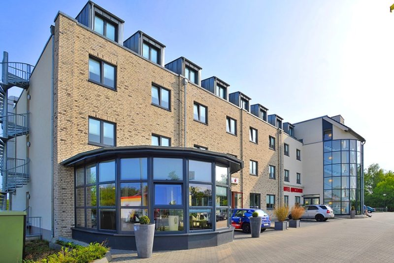Außenansicht des Hotel Quickborn, ideal für Silvester im Schleswig-Holsteiner Auenland