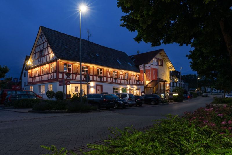 Außenansicht des charmanten Hotel-Restaurant Storchen bei Nacht – ideal für Silvesterfeier